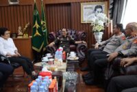 Keterangan foto : Kepala Kejaksaan Tinggi Banten Dr Siswanto SH MH mengapresiasi Kapolda Banten Irjen Pol Suyudi Ario Seto, saat mengawali tugas di Polda Banten. Datang dan mengunjungi kantor Kejaksaan Tinggi Banten, Selasa (2/8/2024)
