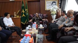 Keterangan foto : Kepala Kejaksaan Tinggi Banten Dr Siswanto SH MH mengapresiasi Kapolda Banten Irjen Pol Suyudi Ario Seto, saat mengawali tugas di Polda Banten. Datang dan mengunjungi kantor Kejaksaan Tinggi Banten, Selasa (2/8/2024) 