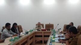 Keterangan poto : Ketua Komisi IV saat Pimpin Audensi Antara GMBI dan DPUPR Terkait Pembangunan Rumdin Kejari Lebak, pada 6/8/2024