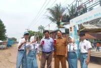 Keterangan Poto : Peserta Didik SMK PGRI Maja saat menyerahkan hasil karya prakteknya kepada Kepala Sekolah. ( Dok Khusus )