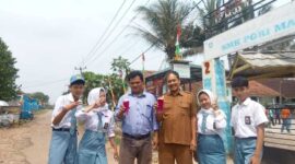 Keterangan Poto : Peserta Didik SMK PGRI Maja saat menyerahkan hasil karya prakteknya kepada Kepala Sekolah. ( Dok Khusus )