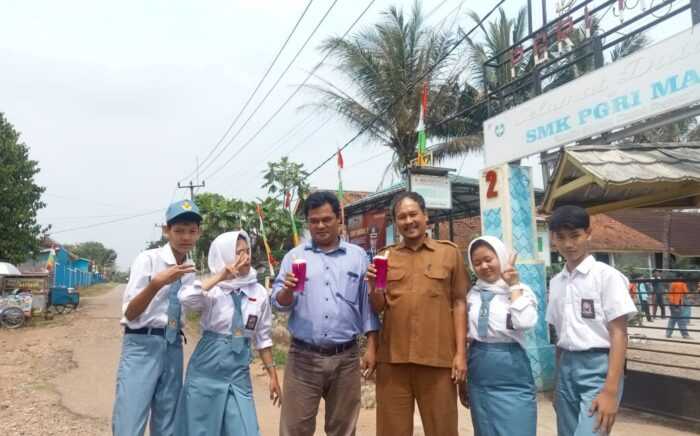 Luar Biasa : How To Make Dragonfruit Juice Sebagai Tema Praktek Keahlian Peserta Didik SMK PGRI Maja I Teras Media