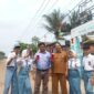 Keterangan Poto : Peserta Didik SMK PGRI Maja saat menyerahkan hasil karya prakteknya kepada Kepala Sekolah. ( Dok Khusus )