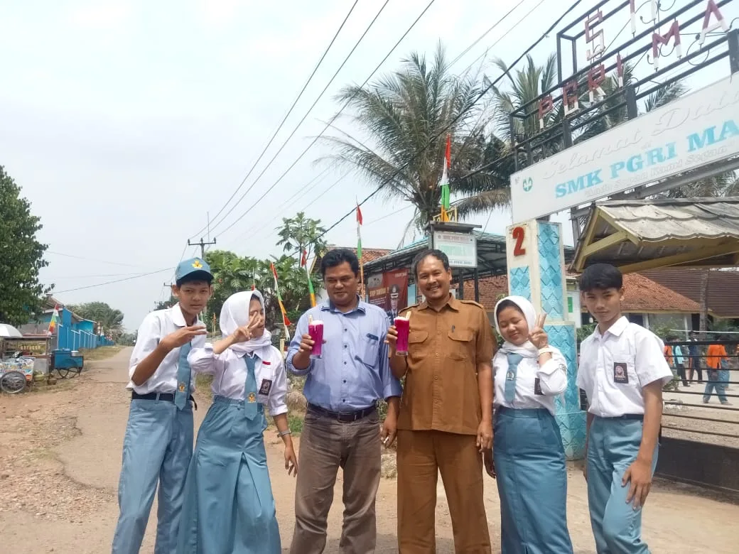 Luar Biasa : How To Make Dragonfruit Juice Sebagai Tema Praktek Keahlian Peserta Didik SMK PGRI Maja I Teras Media