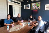 Keterangan foto : Relawan Maesyal_Intan atau yang di kenal Manis bertemu dengan bakal calon wakil bupati Kabupaten Tangerang yaitu Intan Nurul Hikmah di ruang kerjanya Ruko Alicante Block C no. 22 Gading Serpong, Kamis (15/8/2024)