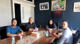 Keterangan foto : Relawan Maesyal_Intan atau yang di kenal Manis bertemu dengan bakal calon wakil bupati Kabupaten Tangerang yaitu Intan Nurul Hikmah di ruang kerjanya Ruko Alicante Block C no. 22 Gading Serpong, Kamis (15/8/2024) 