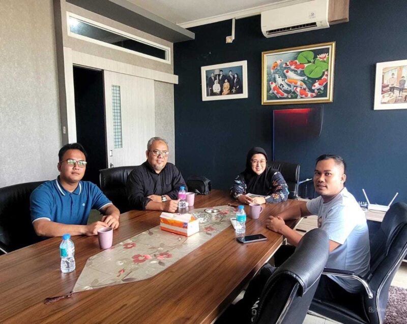 Keterangan foto : Relawan Maesyal_Intan atau yang di kenal Manis bertemu dengan bakal calon wakil bupati Kabupaten Tangerang yaitu Intan Nurul Hikmah di ruang kerjanya Ruko Alicante Block C no. 22 Gading Serpong, Kamis (15/8/2024) 