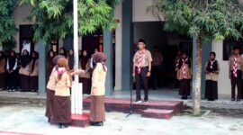 Keterangan poto : Suasana pengibaran bendera saat HUT Pramuka di Halaman SMKN 2 Rangkasbitung Kab Lebak 14/8/2024