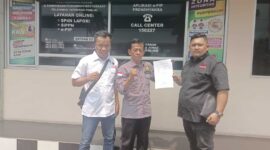 Keterangan foto : Wakil Ketua Umum DPP Nasional Corruption Watch (NCW), Donny Manurung mendatangi Gedung Kejaksaan Agung melaporkan dugaan penyalahgunaan wewenang oknum Ketua Umum Partai Kebangkitan Bangsa (PKB) Muhaimin Iskandar atau lebih dikenal Cak Imin yang memasukkan istri dalam Satgas Haji sebagai salah satu Tim Pengawas (Timwas) dari unsur DPR-RI.