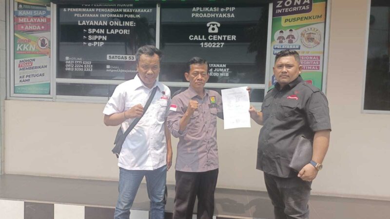 Keterangan foto : Wakil Ketua Umum DPP Nasional Corruption Watch (NCW), Donny Manurung mendatangi Gedung Kejaksaan Agung melaporkan dugaan penyalahgunaan wewenang oknum Ketua Umum Partai Kebangkitan Bangsa (PKB) Muhaimin Iskandar atau lebih dikenal Cak Imin yang memasukkan istri dalam Satgas Haji sebagai salah satu Tim Pengawas (Timwas) dari unsur DPR-RI.