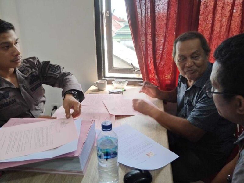 Kejaksaan Negeri (Kejari) Tolitoli, telah melaksanakan penyerahan Tersangka dan Barang Bukti (Tahap II) perkara tindak pidana dugaan korupsi Alat Kesehatan (Alkes) dengan tersangka berinisial BI (Bakrie Idrus) dan N, Jumat (16/8/2024) 