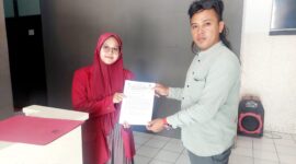 Keteranhan poto : Poto King Naga , selaku Timsus GMBI Wilter Banten saat menyerahkan surat Audensi di Kantor Kesbangpol Kab Lebak ( Doksus )