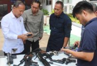 Kejaksaan Negeri (Kejari) Jakarta Barat bersama Badan Nasional Penanggulangan Terorisme (BNPT) dan PT Perindustrian TNI Angkatan Darat (PT Pindad) melakukan verifikasi dan pemeriksaan terhadap barang bukti dalam perkara tindak pidana teroris, Selasa (20/8/2024)