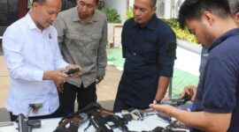 Kejaksaan Negeri (Kejari) Jakarta Barat bersama Badan Nasional Penanggulangan Terorisme (BNPT) dan PT Perindustrian TNI Angkatan Darat (PT Pindad) melakukan verifikasi dan pemeriksaan terhadap barang bukti dalam perkara tindak pidana teroris, Selasa (20/8/2024) 