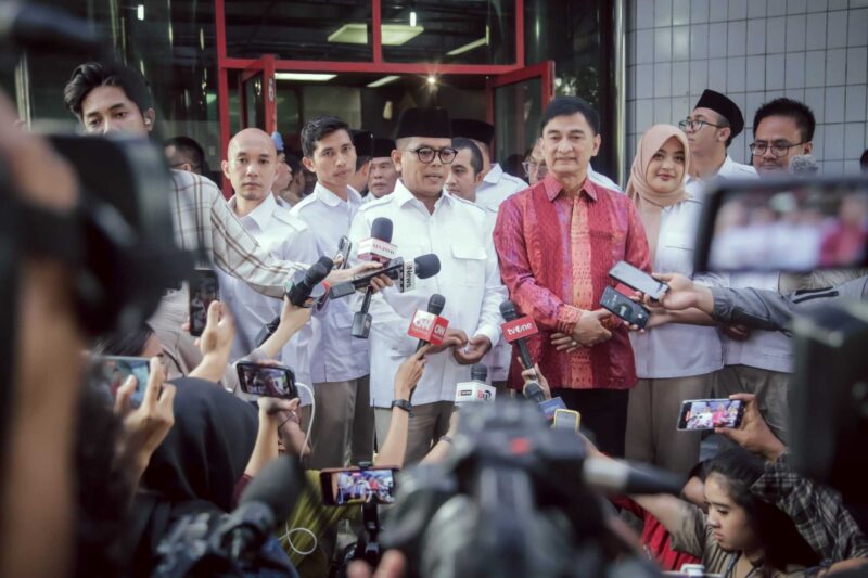 Keterangan foto : DPP Partai Gerindra menyerahkan formulir B-1 KWK kepada pasangan bakal calon Gubernur dan Wakil Gubernur Banten Andra Soni-Dimyati Natakusumah, di Kantor DPP Partai Gerindra, Jalan Harsono RM Nomor 54 Ragunan Pasar Minggu, Jakarta Selatan, pada Jumat, (23/8/2024)