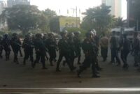 Keterangan Foto: Aparat kepolisian sedang melakukan penjagaan di kantor DPP partai Golkar.