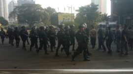 Keterangan Foto: Aparat kepolisian sedang melakukan penjagaan di kantor DPP partai Golkar.