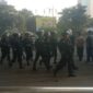 Keterangan Foto: Aparat kepolisian sedang melakukan penjagaan di kantor DPP partai Golkar.