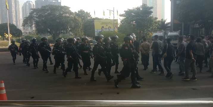 Keterangan Foto: Aparat kepolisian sedang melakukan penjagaan di kantor DPP partai Golkar.