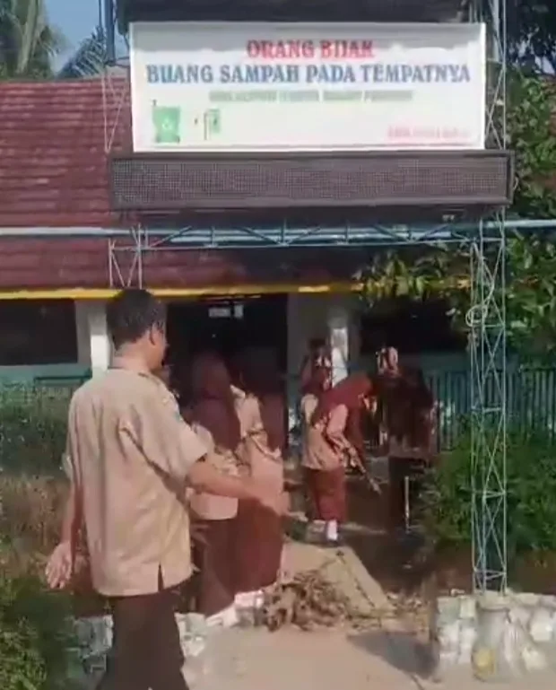 Isi HUT Pramuka ke 63 Kepsek SMK PGRI Maja Ajak Seluruh Peserta Didik Bersih Bersih Lingkungan Sekolah I Teras Media