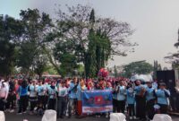 Keterangan foto : Puluhan emak-emak dari Relawan Jokowi Bergerak Bersama Prabowo (RJBBP) Provinsi Banten ikuti acara senam gemoy di alun-alun Rangkasbitung, Minggu (18/8/2024)