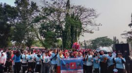 Keterangan foto : Puluhan emak-emak dari Relawan Jokowi Bergerak Bersama Prabowo (RJBBP) Provinsi Banten ikuti acara senam gemoy di alun-alun Rangkasbitung, Minggu (18/8/2024) 