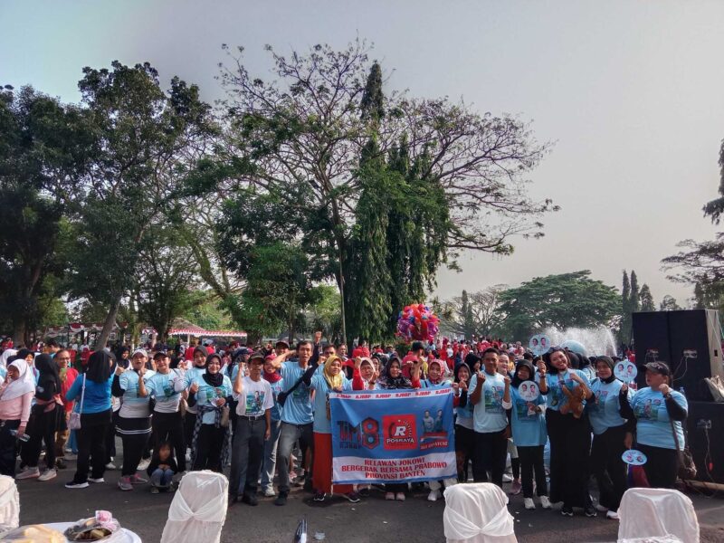 Keterangan foto : Puluhan emak-emak dari Relawan Jokowi Bergerak Bersama Prabowo (RJBBP) Provinsi Banten ikuti acara senam gemoy di alun-alun Rangkasbitung, Minggu (18/8/2024) 