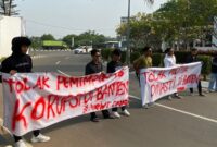 Keterangan foto : Aliansi Mahasiswa Banten menggelar aksi di Depan Gerbang Kawasan Pusat Pemerintahan Provinsi Banten (KP3B), Selasa, (20/08/2024).