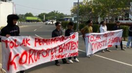 Keterangan foto : Aliansi Mahasiswa Banten menggelar aksi di Depan Gerbang Kawasan Pusat Pemerintahan Provinsi Banten (KP3B), Selasa, (20/08/2024).