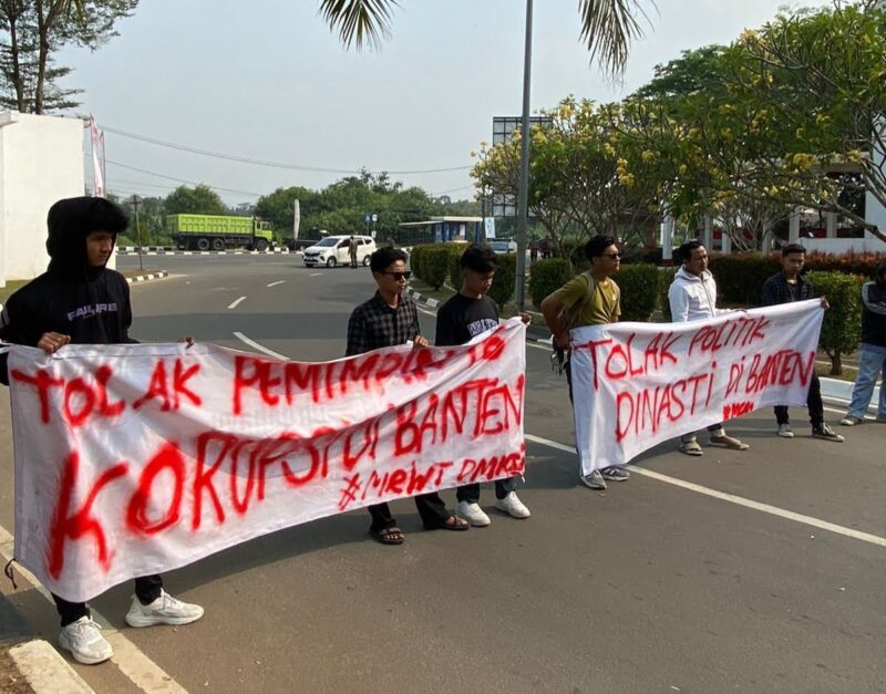 Keterangan foto : Aliansi Mahasiswa Banten menggelar aksi di Depan Gerbang Kawasan Pusat Pemerintahan Provinsi Banten (KP3B), Selasa, (20/08/2024).
