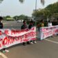 Keterangan foto : Aliansi Mahasiswa Banten menggelar aksi di Depan Gerbang Kawasan Pusat Pemerintahan Provinsi Banten (KP3B), Selasa, (20/08/2024).