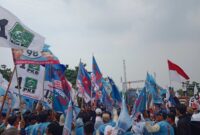 Tim 8 Relawan Jokowi dan Prabowo (RJP) mengantarkan pasangan bakal calon Gubernur dan Wakil Gubernur Banten yaitu Andra Soni-Dimyati Natakusuma untuk mendaftar ke Komisi Pemilihan Umum (KPU) Banten.