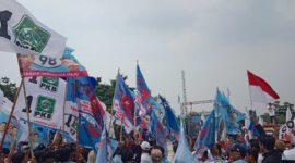 Tim 8 Relawan Jokowi dan Prabowo (RJP) mengantarkan pasangan bakal calon Gubernur dan Wakil Gubernur Banten yaitu Andra Soni-Dimyati Natakusuma untuk mendaftar ke Komisi Pemilihan Umum (KPU) Banten.