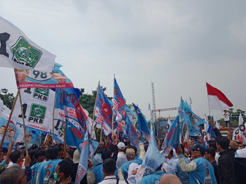 Tim 8 Relawan Jokowi dan Prabowo (RJP) mengantarkan pasangan bakal calon Gubernur dan Wakil Gubernur Banten yaitu Andra Soni-Dimyati Natakusuma untuk mendaftar ke Komisi Pemilihan Umum (KPU) Banten.