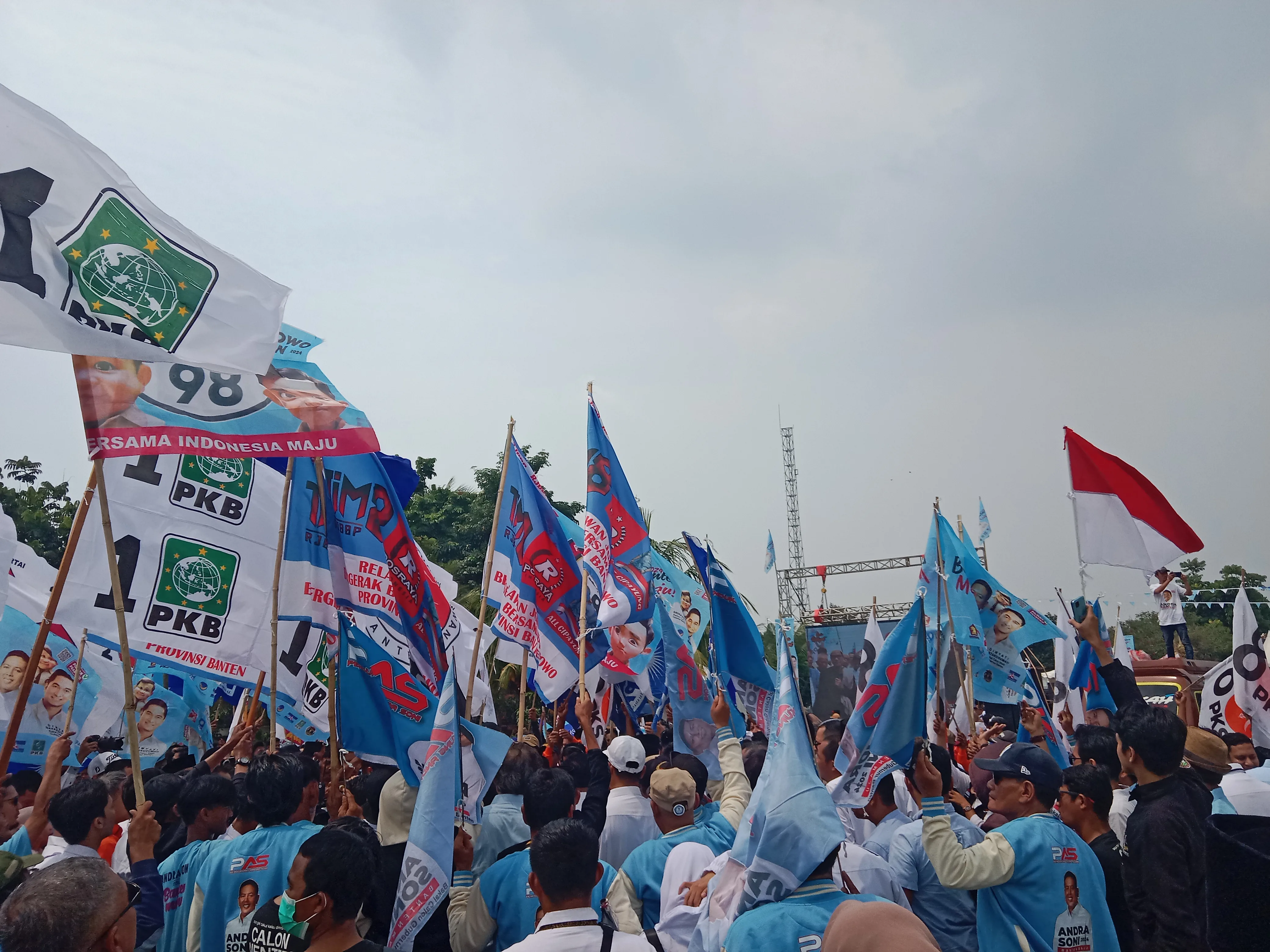 Ratusan Relawan Jokowi dan Prabowo Konvoi Kawal Andra - Dimyati ke KPU Banten I Teras Media