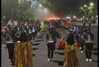 Keterangan poto : Suasana pawai obor yang di meriahkan oleh pasukan Dr Bend SMK PGRI Rangkasbitung di malam menyambut Tangggal 17 Agustus Tanggal Kemerdekaan Negara Kesatuan Republik Indonesia ( Dok Khusus )