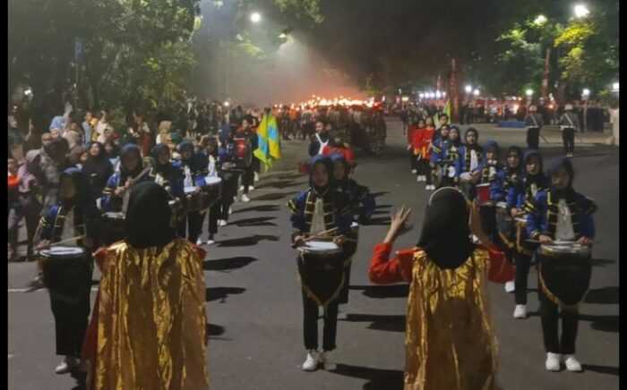 Kepsek Terjun Langsung Kawal Drum Band SMK PGRI Rangkasbitung Dalam Pawai Obor Sambut HUT RI ke 79 I Teras Media