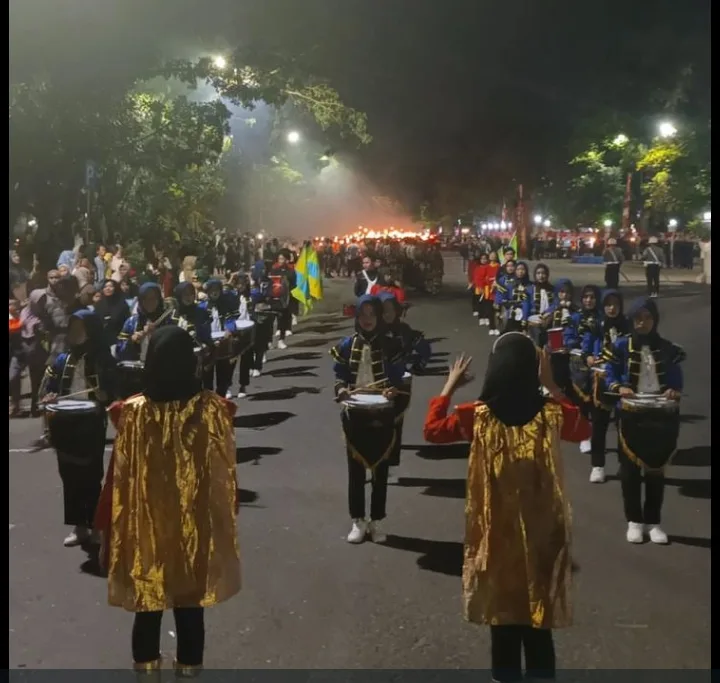 Kepsek Terjun Langsung Kawal Drum Band SMK PGRI Rangkasbitung Dalam Pawai Obor Sambut HUT RI ke 79 I Teras Media