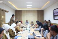 Keterangan foto : Kepala Divisi Pelayanan Hukum dan HAM (Kadivyankumham) Andrieansjah, Kepala Subbidang Fasilitasi Pembentukan Produk Hukum Daerah Suhartini beserta stakeholder, (Senin, 1/9/2024)