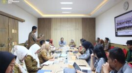 Keterangan foto : Kepala Divisi Pelayanan Hukum dan HAM (Kadivyankumham) Andrieansjah, Kepala Subbidang Fasilitasi Pembentukan Produk Hukum Daerah Suhartini beserta stakeholder, (Senin, 1/9/2024) 
