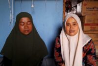 Keterangan foto : Keluarga almarhum Ilman Sadewa (31) dan Arjuna Ghuanteng (3), ayah dan anak yang tewas setelah terlindas dump truk pasir di Jalan Raya Pakuhaji, Desa Kayu Agung, Kecamatan Sepatan, Kabupaten Tangerang, Minggu (8/9/2024)