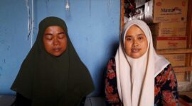Keterangan foto : Keluarga almarhum Ilman Sadewa (31) dan Arjuna Ghuanteng (3), ayah dan anak yang tewas setelah terlindas dump truk pasir di Jalan Raya Pakuhaji, Desa Kayu Agung, Kecamatan Sepatan, Kabupaten Tangerang, Minggu (8/9/2024) 