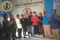 Keterangan poto : Ketua LSM GEPRUKK Provinsi Banten saat berpoto bersama  Anggota dan Jajajarannya.Dok Khusus.