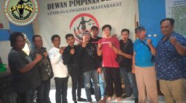 Keterangan poto : Ketua LSM GEPRUKK Provinsi Banten saat berpoto bersama  Anggota dan Jajajarannya.Dok Khusus.