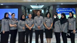 Keterangan foto : Kepala Divisi Pelayanan Hukum dan HAM Andrieansjah bersama Kepala Bidang Pelayanan Hukum dan HAM, Ave Maria Sihombing,  Kepala Sub Bidang Pelayanan Administrasi Hukum Umum, Zaki Fauzi Ridwan beserta pelaksana Sub Bidang Pelayanan AHU, (Selasa, 10/9/2024) 