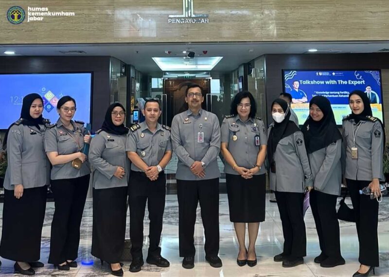 Keterangan foto : Kepala Divisi Pelayanan Hukum dan HAM Andrieansjah bersama Kepala Bidang Pelayanan Hukum dan HAM, Ave Maria Sihombing,  Kepala Sub Bidang Pelayanan Administrasi Hukum Umum, Zaki Fauzi Ridwan beserta pelaksana Sub Bidang Pelayanan AHU, (Selasa, 10/9/2024) 