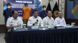 Keterangan foto : Konferensi pers Kepala Kantor Wilayah Masjuno didampingi Kepala Divisi Keimigrasian Filianto Akbar, Kepala Kantor Imigrasi Kelas I TPI Bandung Babay Baenullah dan Kepala Seksi Inteldakim Kantor Aditya Nursanto Imigrasi Kelas I TPI Bandung, (Rabu, 11/9/2024) 