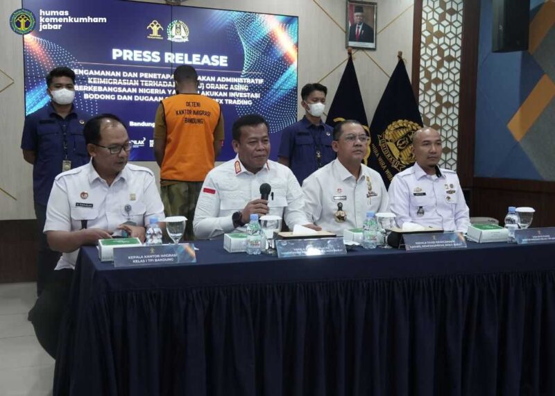 Keterangan foto : Konferensi pers Kepala Kantor Wilayah Masjuno didampingi Kepala Divisi Keimigrasian Filianto Akbar, Kepala Kantor Imigrasi Kelas I TPI Bandung Babay Baenullah dan Kepala Seksi Inteldakim Kantor Aditya Nursanto Imigrasi Kelas I TPI Bandung, (Rabu, 11/9/2024) 
