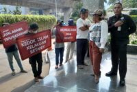 Puluhan orang menggeruduk Bank Muamalat Tower di Jl. dr Satrio kawasan Mega Kuningan Jakarta Selatan, Jumat (20/09/2024) siang.