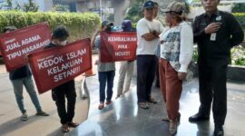 Puluhan orang menggeruduk Bank Muamalat Tower di Jl. dr Satrio kawasan Mega Kuningan Jakarta Selatan, Jumat (20/09/2024) siang.